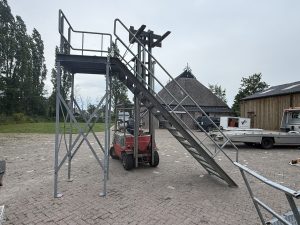 Metalen trap met bordes